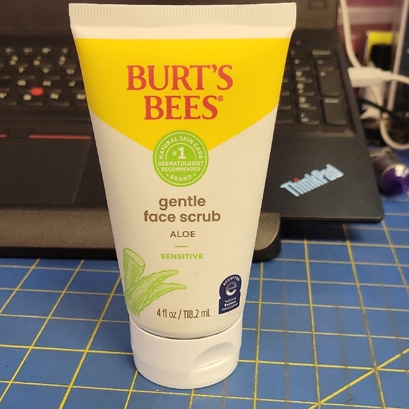 Burt's Bees Aloe Face Scrub - New Sealed Tube 118.02 ml - Picture 1 of 3